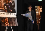 「ダゲレオタイプの女」初日舞台挨拶より、花束を手にし、ゲスト登壇する西島秀俊。
