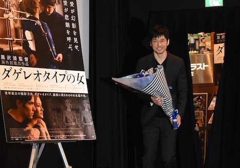 「ダゲレオタイプの女」初日舞台挨拶より、花束を手にし、ゲスト登壇する西島秀俊。