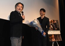 「ダゲレオタイプの女」初日舞台挨拶より、黒沢清（左）に花束を手渡す西島秀俊（右）。