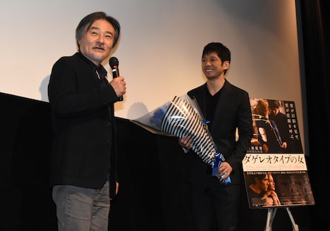 「ダゲレオタイプの女」初日舞台挨拶より、黒沢清(左)に花束を手渡す西島秀俊(右)。