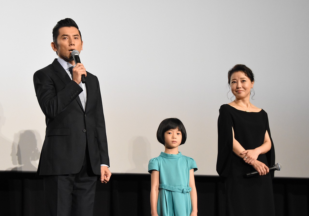 「永い言い訳」公開記念舞台挨拶より、左から本木雅弘、白鳥玉季、西川美和。