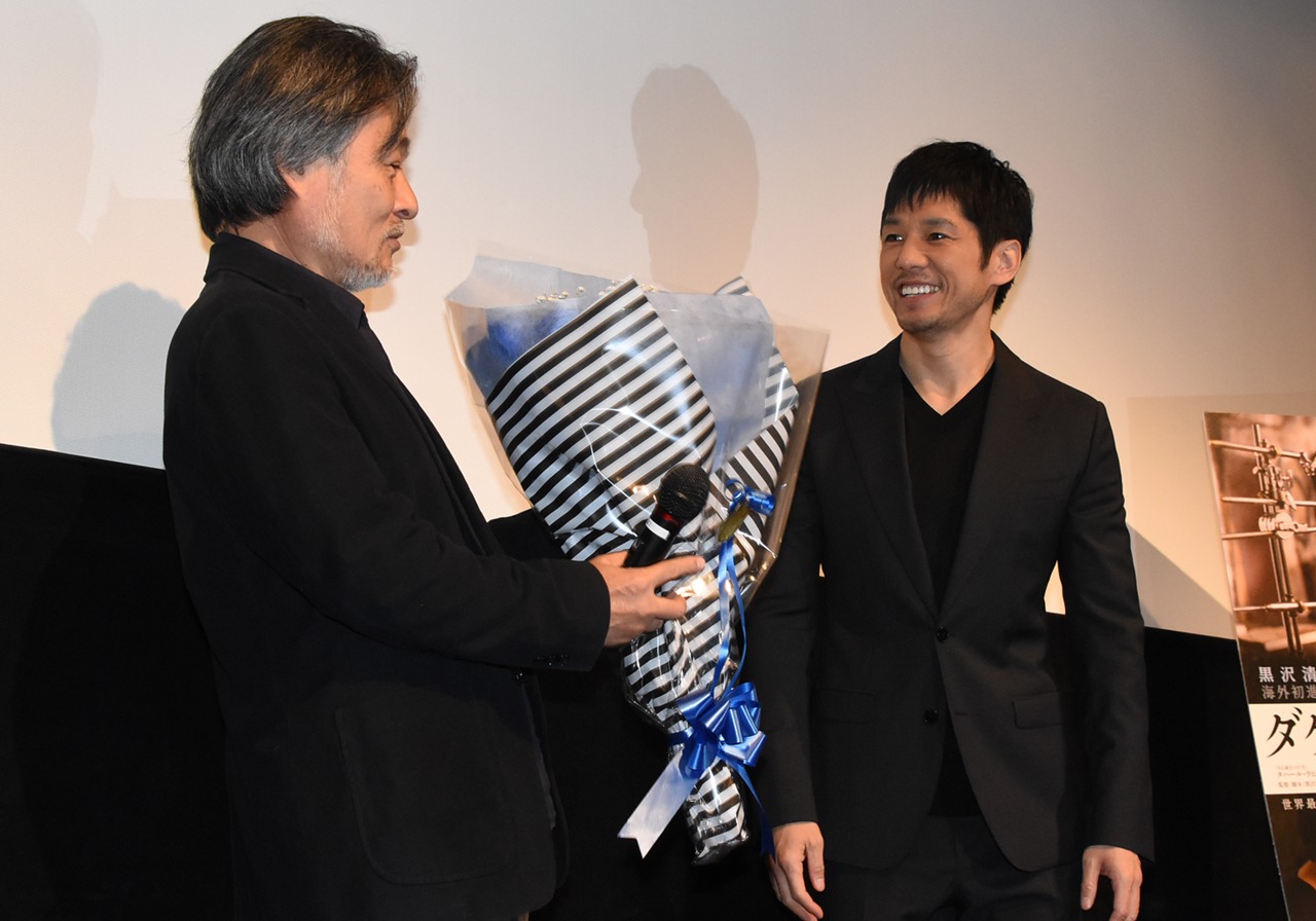 黒沢清（左）と西島秀俊（右）。