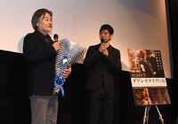 黒沢清（左）と西島秀俊（右）。