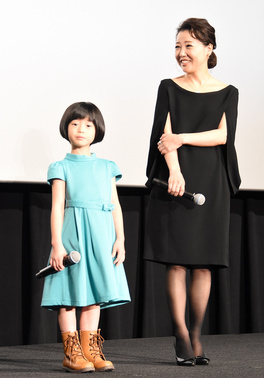 白鳥玉季（左）と西川美和（右）。