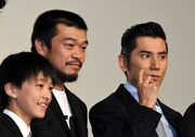 「永い言い訳」公開記念舞台挨拶より、左から藤田健心、竹原ピストル、本木雅弘。