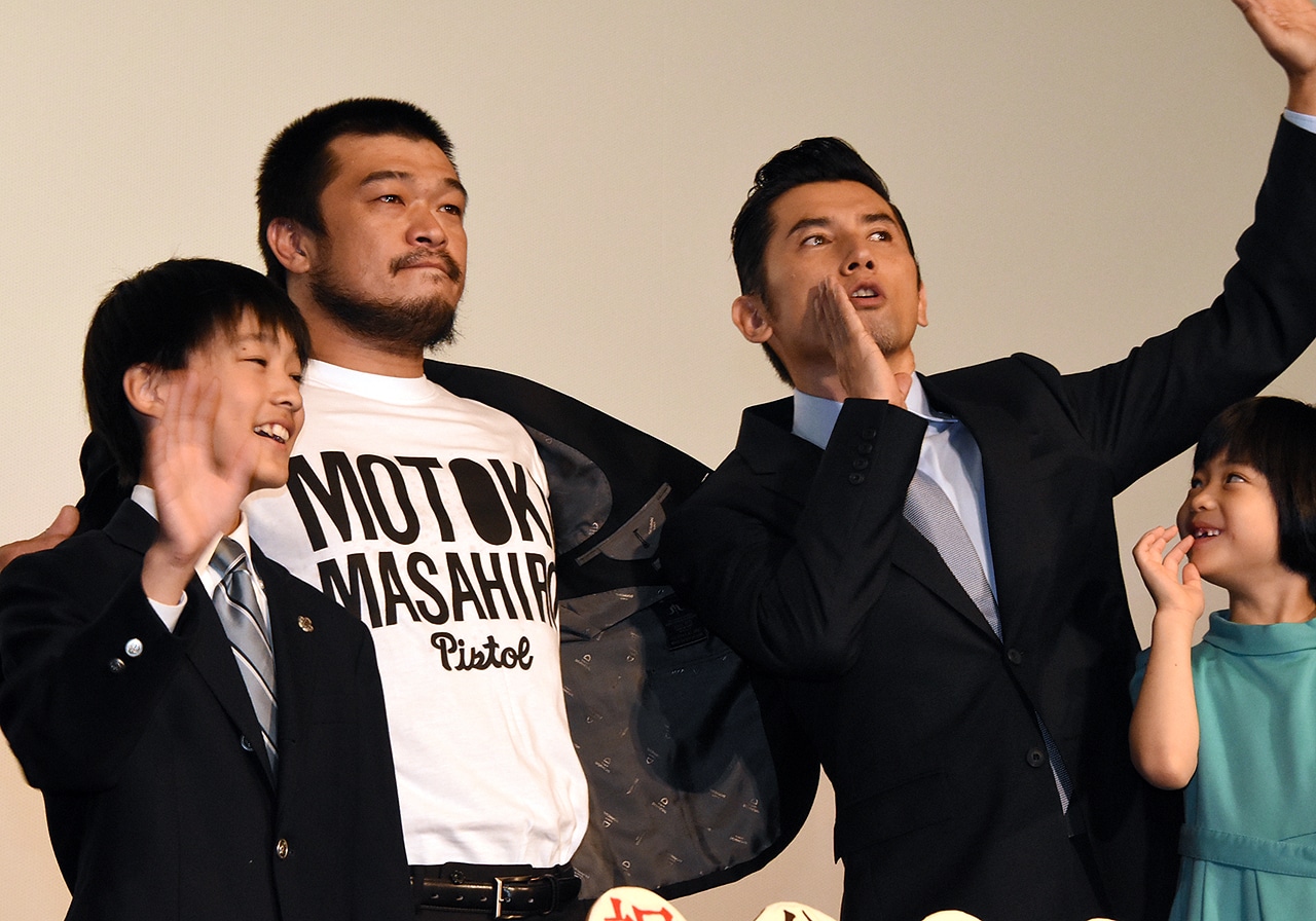 「永い言い訳」公開記念舞台挨拶より、左から藤田健心、竹原ピストル、本木雅弘、白鳥玉季。