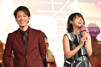 左から佐藤健、有村架純。
