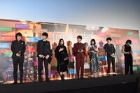 「何者」初日舞台挨拶の様子。