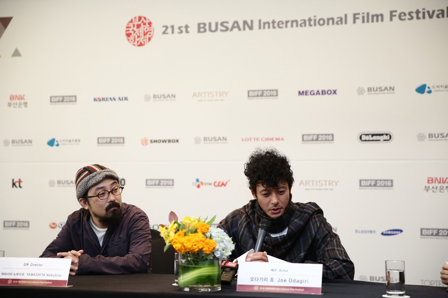 第21回釜山国際映画祭の様子。左から山下敦弘、オダギリジョー。