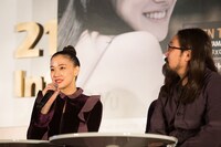 オープニングトークでの蒼井優（左）と山下敦弘（右）。