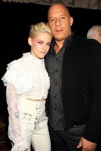 左からクリステン・スチュワート、ヴィン・ディーゼル。