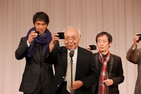 乾杯の音頭を取る中島貞夫（中央）。