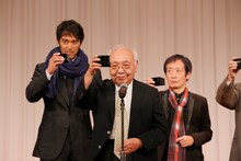 乾杯の音頭を取る中島貞夫（中央）。