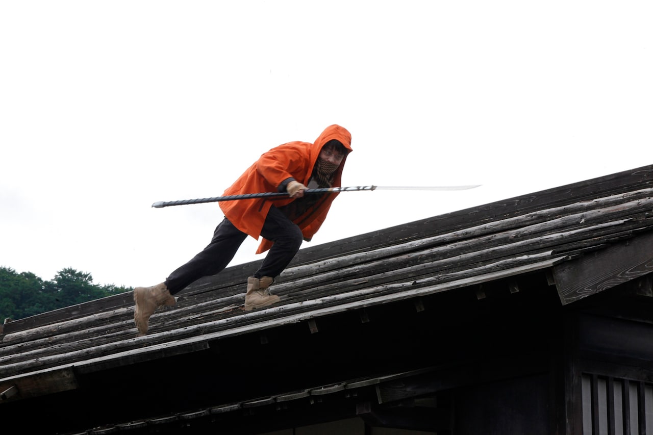 「彼岸島」脱力系映像3本解禁、鈴木亮平は“りょうへい”シールをスタッフの背中に