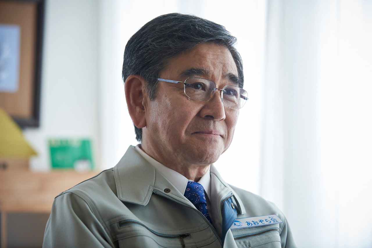 石坂浩二が演じる金川一男。