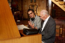 アトム・エゴヤン（左）の演出を受けるクリストファー・プラマー（右）。