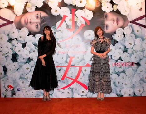 「少女」香港プレミアに参加した山本美月（左）と本田翼（右）。