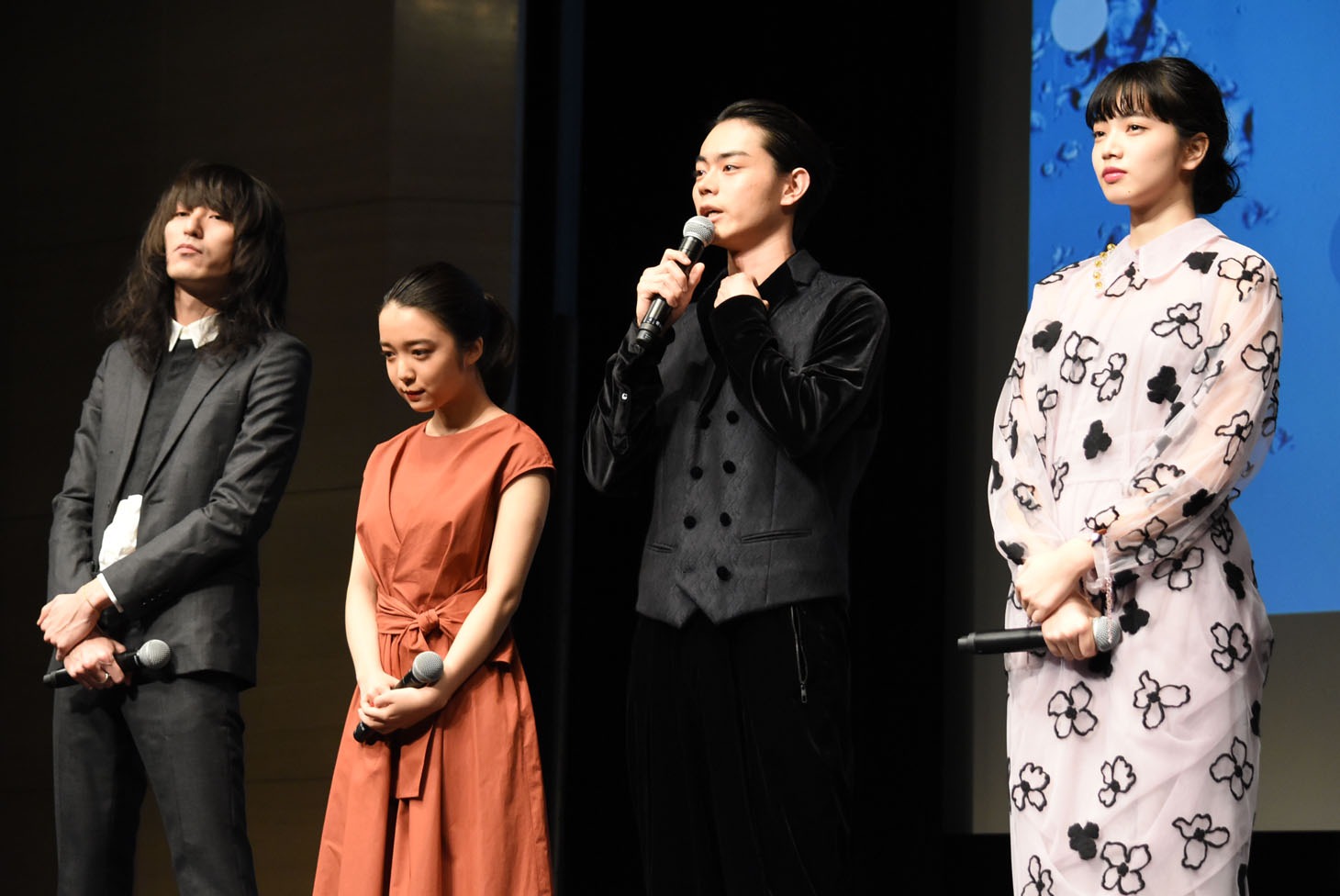 左から志磨遼平、上白石萌音、菅田将暉、小松菜奈。