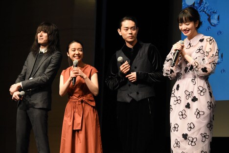 左から志磨遼平、上白石萌音、菅田将暉、小松菜奈。