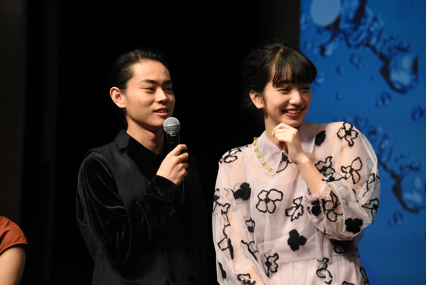 左から菅田将暉、小松菜奈。