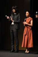 左から志磨遼平、上白石萌音。