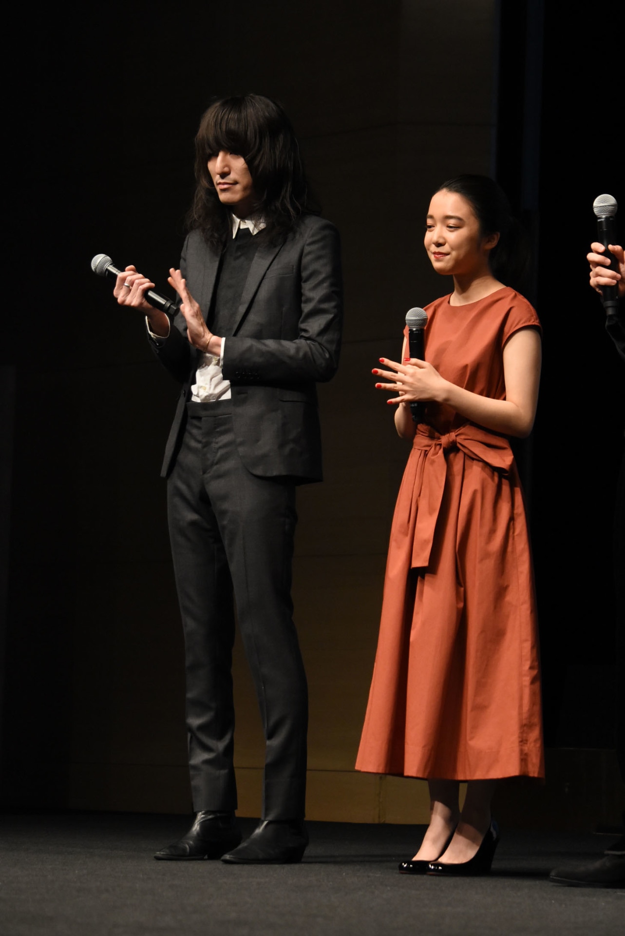 左から志磨遼平、上白石萌音。