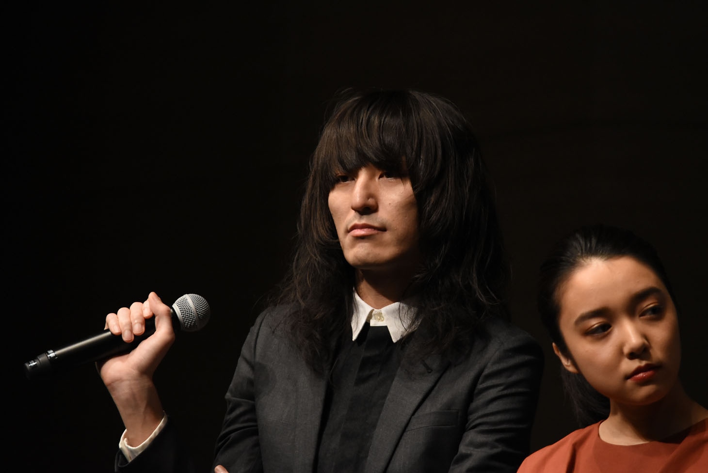 左から志磨遼平、上白石萌音。
