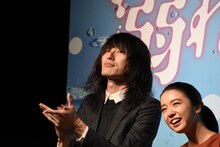 志磨遼平と上白石萌音。