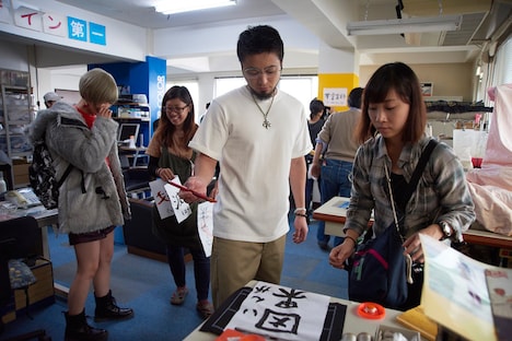 「『闇金ウシジマくん ザ・ファイナル』メイキング映像～モネの習字篇～」より。