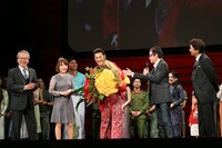 ミュージカル「ミス・サイゴン」特別カーテンコールの様子。前列左から、園岡新太郎、入絵加奈子、市村正親、岸田敏志、安崎求。