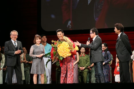 ミュージカル「ミス・サイゴン」特別カーテンコールの様子。前列左から、園岡新太郎、入絵加奈子、市村正親、岸田敏志、安崎求。