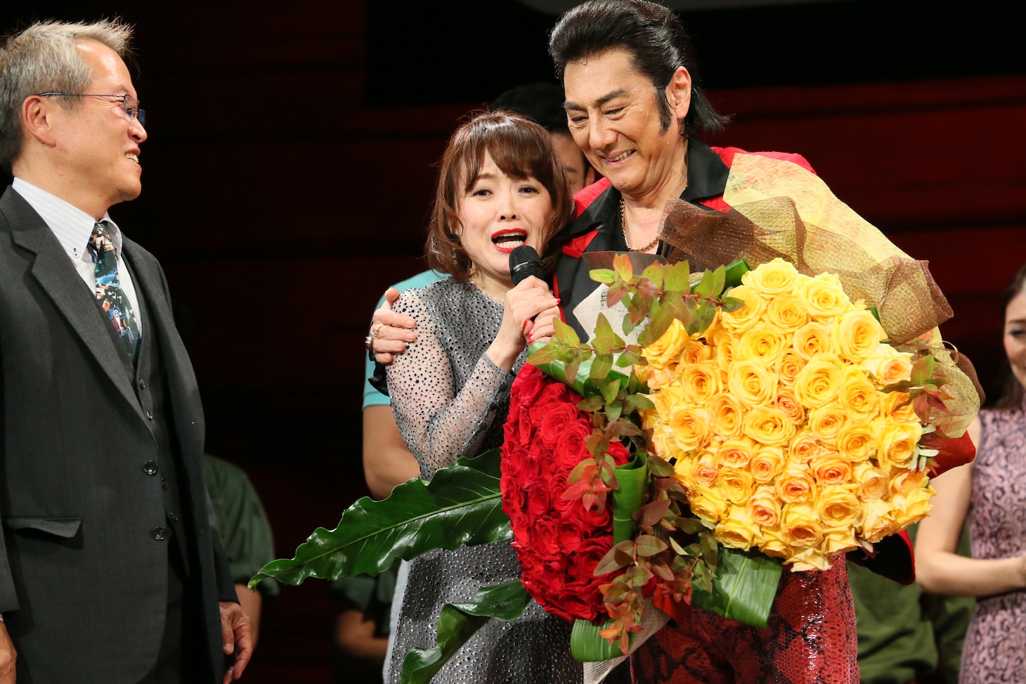 ミュージカル「ミス・サイゴン」特別カーテンコールの様子。左から、園岡新太郎、入絵加奈子、市村正親。