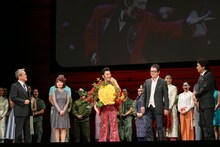 ミュージカル「ミス・サイゴン」特別カーテンコールの様子。前列左から、園岡新太郎、入絵加奈子、市村正親、岸田敏志、安崎求。