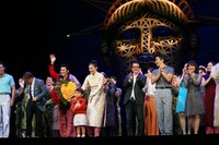 ミュージカル「ミス・サイゴン」特別カーテンコールの様子。