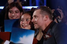 ファンとともに写真に収まるサイモン・ペッグ（右）。