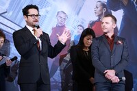 左からJ.J.エイブラムス、サイモン・ペッグ。