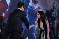 J.J.エイブラムス（左）と握手する前田敦子（右）。