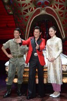 ミュージカル「ミス・サイゴン」フォトセッションの様子。左から上野哲也、市村正親、笹本玲奈。