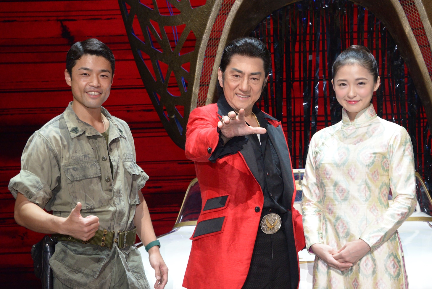 ミュージカル「ミス・サイゴン」フォトセッションの様子。左から上野哲也、市村正親、笹本玲奈。