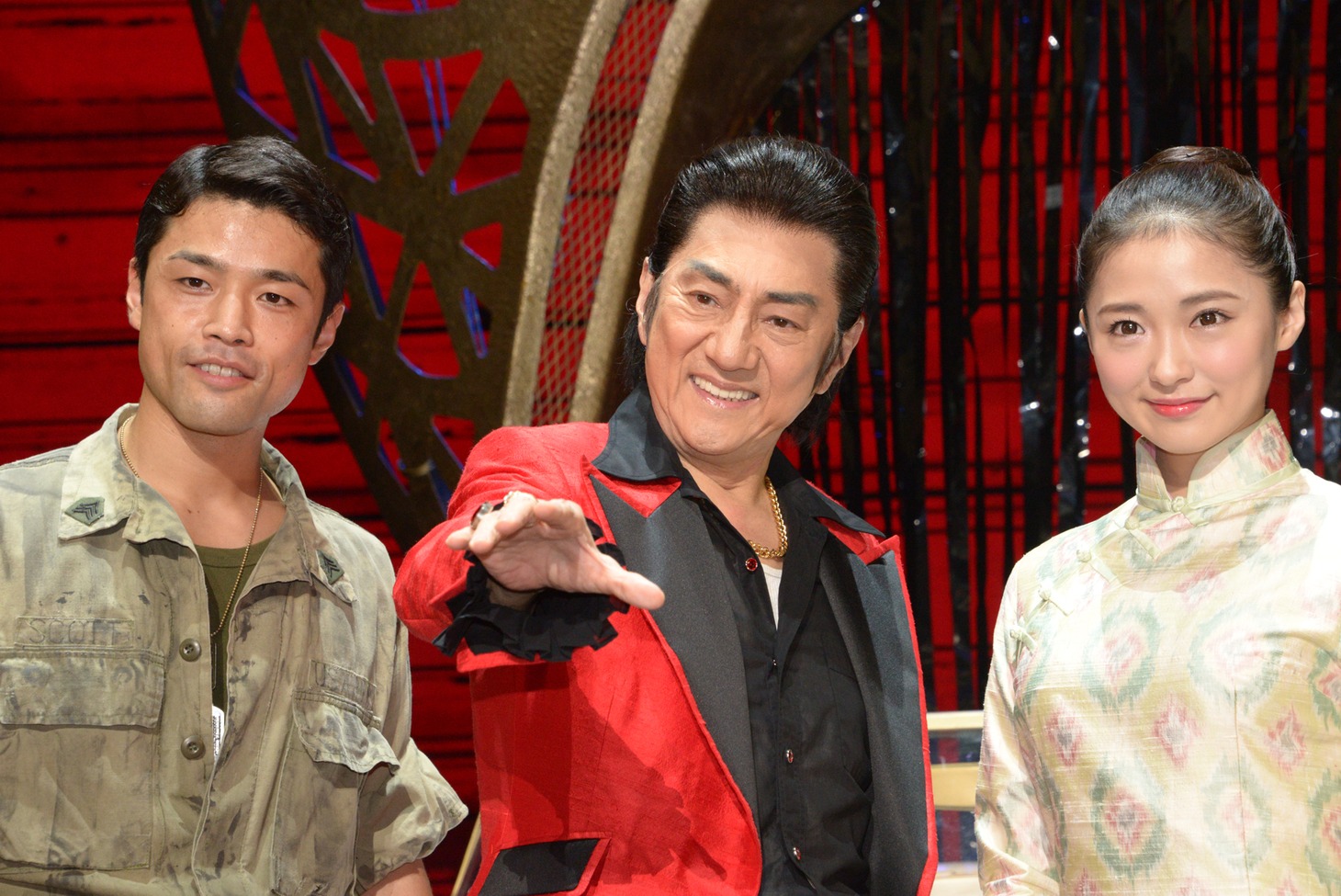 ミュージカル「ミス・サイゴン」フォトセッションの様子。左から上野哲也、市村正親、笹本玲奈。