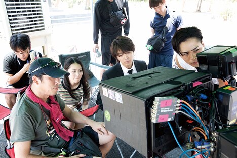 「HiGH&LOW THE RED RAIN」撮影現場の様子。