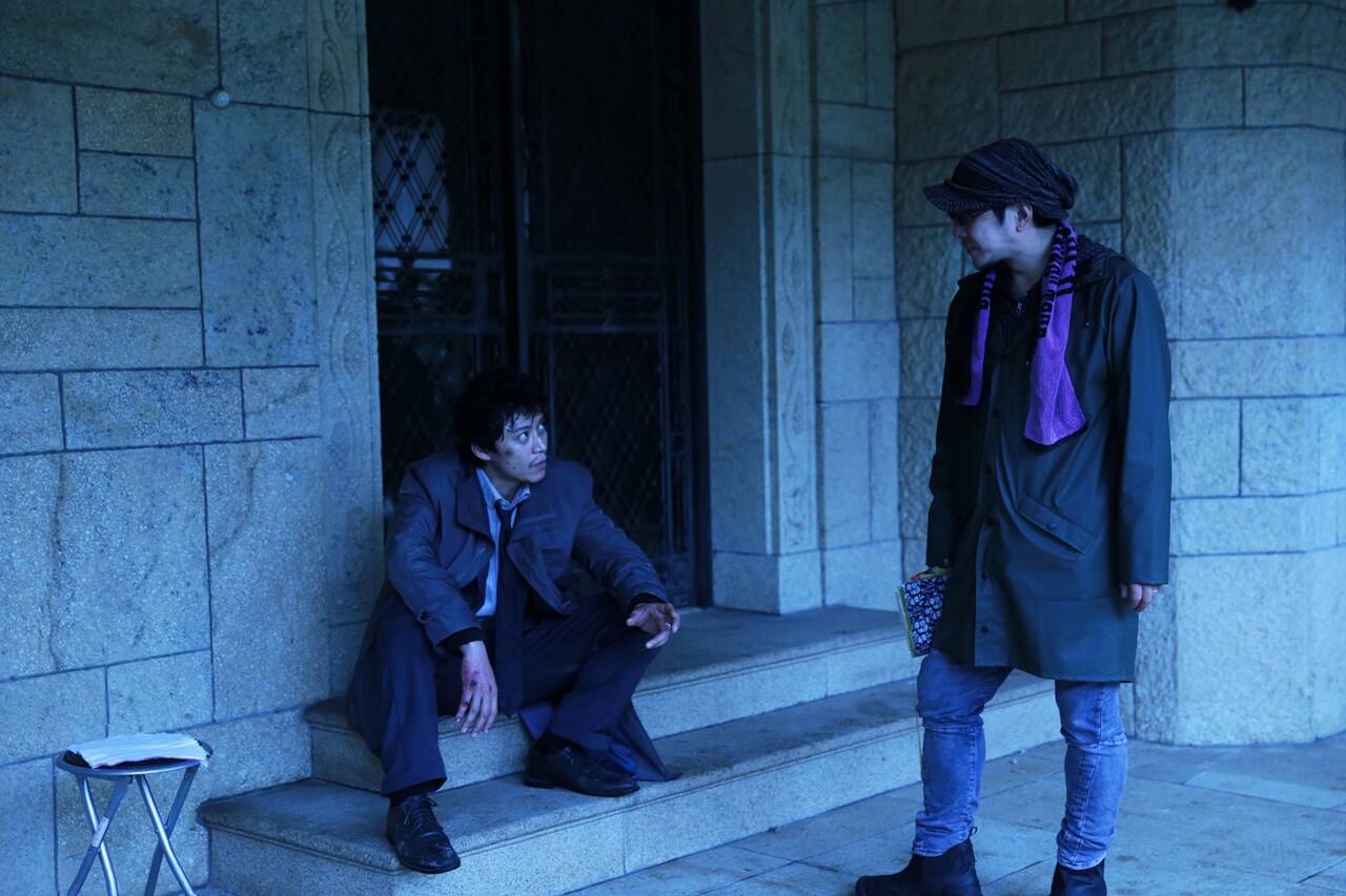 「ミュージアム」撮影現場の様子。左から小栗旬、大友啓史。