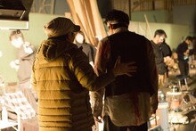 「ミュージアム」撮影現場の様子。左から大友啓史、小栗旬。