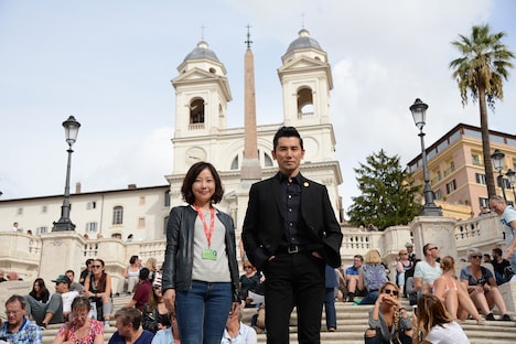 左から西川美和、本木雅弘。