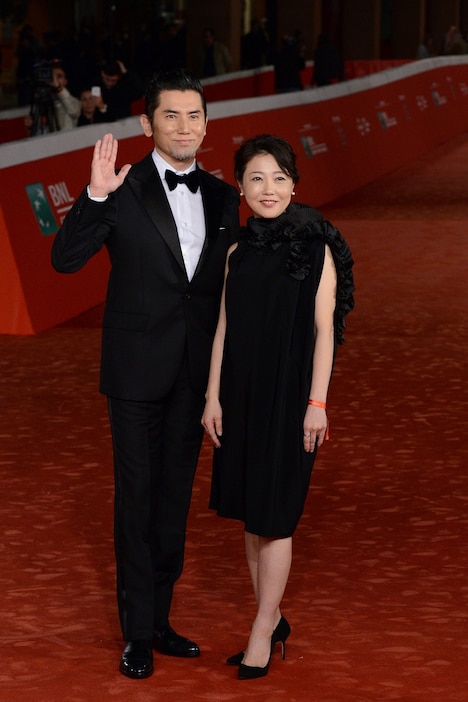 左から本木雅弘、西川美和。