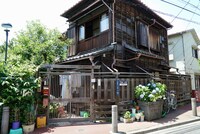 映画「3月のライオン」川本家の外観。