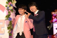 「ブリジット・ジョーンズの日記 ダメな私の最後のモテ期」ジャパンプレミアイベントにて、前歯をアピールする三四郎の小宮浩信（左）と、相方の相田周二（右）。