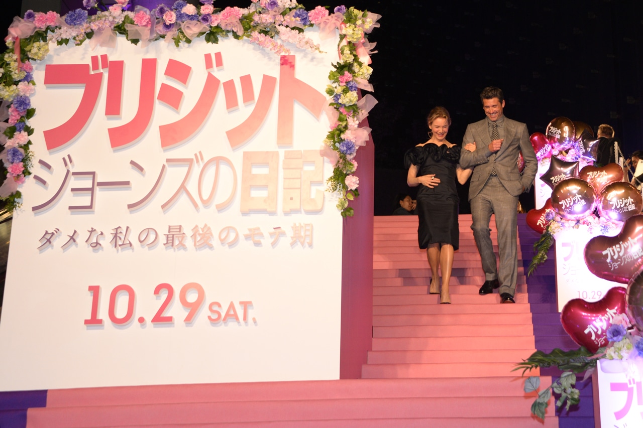 「ブリジット・ジョーンズの日記 ダメな私の最後のモテ期」ジャパンプレミアイベントにて、パトリック・デンプシー（右）にエスコートされるレニー・ゼルウィガー（左）。