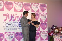 グラスを近付けるレニー・ゼルウィガー（右）とパトリック・デンプシー（左）。