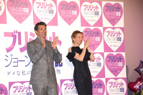 三本締めをするレニー・ゼルウィガー（右）とパトリック・デンプシー（左）。